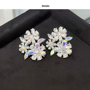 🌸 NEW Elegant Silver Crystal Floral Earrings 🌸